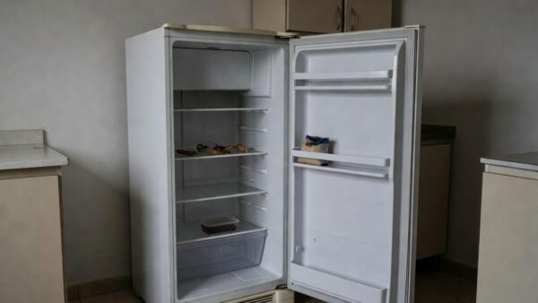 Mesa com prato vazio e comida escassa representando insegurança alimentar no DF