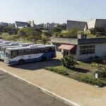 Ônibus de transporte gratuito do GDF em frente a restaurante comunitário em Brasília