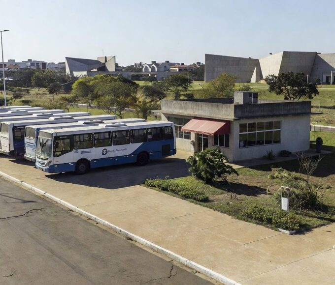 Ônibus de transporte gratuito do GDF em frente a restaurante comunitário em Brasília
