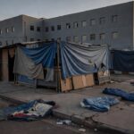 Câmara Legislativa do DF com elementos urbanos de moradores de rua