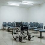 Fachada da UPA do Recanto das Emas com cadeira de rodas vazia
