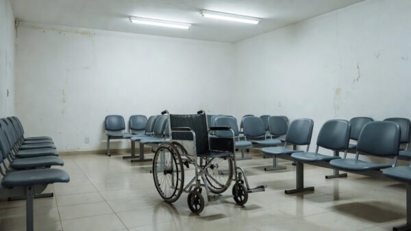 Fachada da UPA do Recanto das Emas com cadeira de rodas vazia