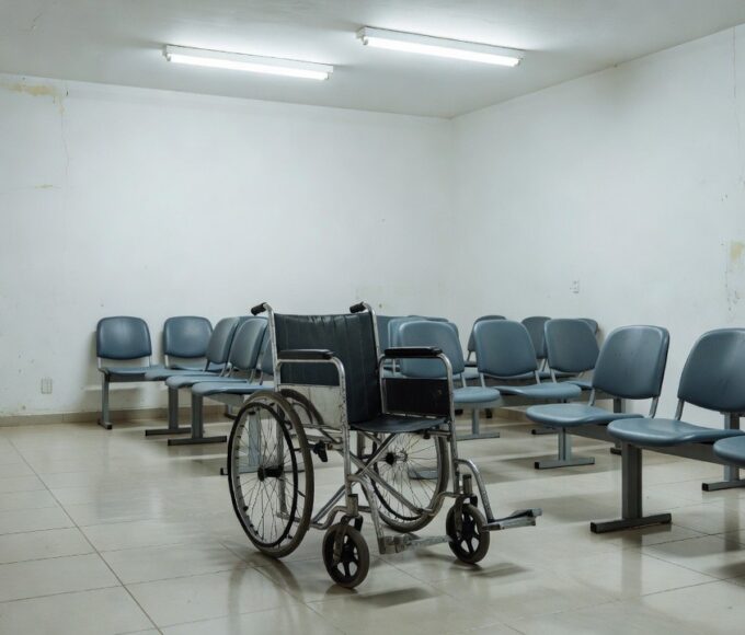 Fachada da UPA do Recanto das Emas com cadeira de rodas vazia