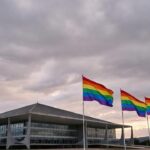 Fachada da CLDF em Brasília com bandeiras do arco-íris ao pôr do sol
