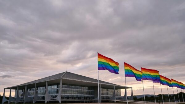 Fachada da CLDF em Brasília com bandeiras do arco-íris ao pôr do sol