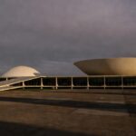 Plenário vazio da CLDF com documentos e pautas paralisadas