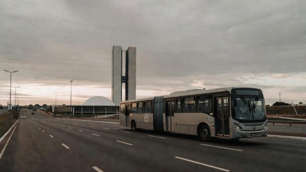 Ônibus em Brasília sobre tarifa zero estudantil aprovada na CLDF