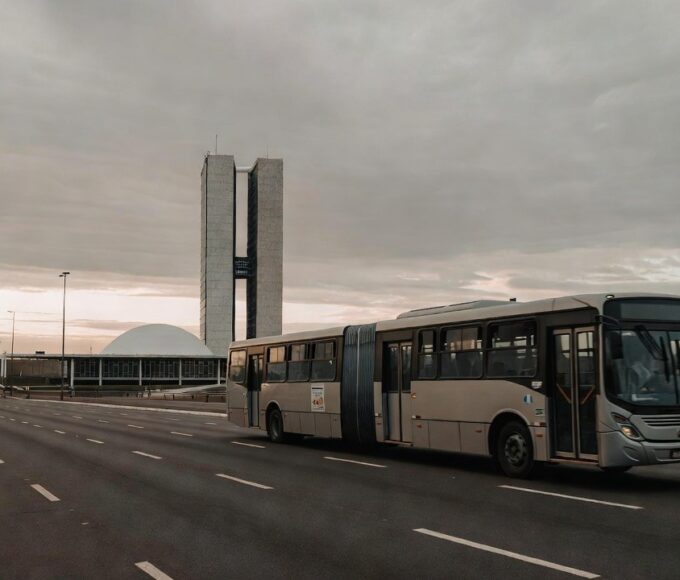 Ônibus em Brasília sobre tarifa zero estudantil aprovada na CLDF