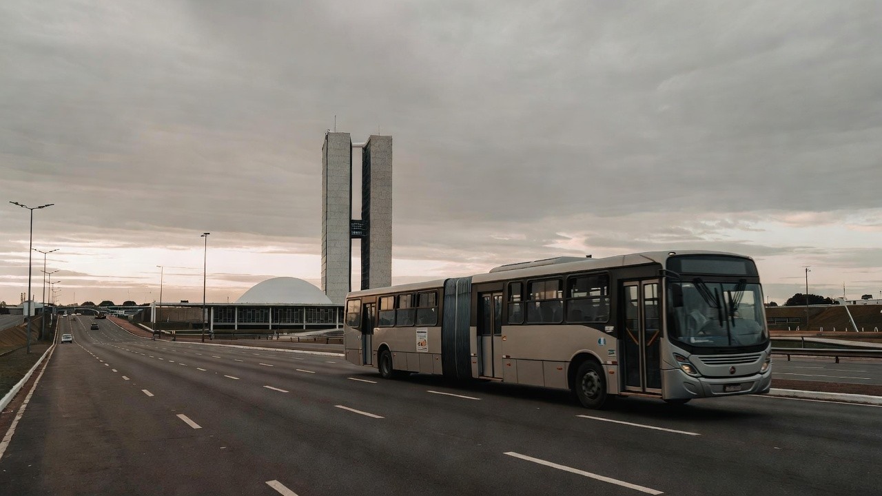 Ônibus em Brasília sobre tarifa zero estudantil aprovada na CLDF