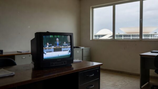 Estúdio de TV Câmara com elementos culturais em Brasília