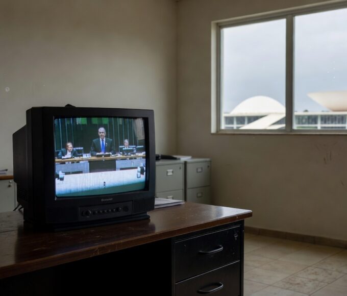 Estúdio de TV Câmara com elementos culturais em Brasília