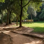 Parque educacional brasileiro com áreas verdes e estruturas de aprendizado