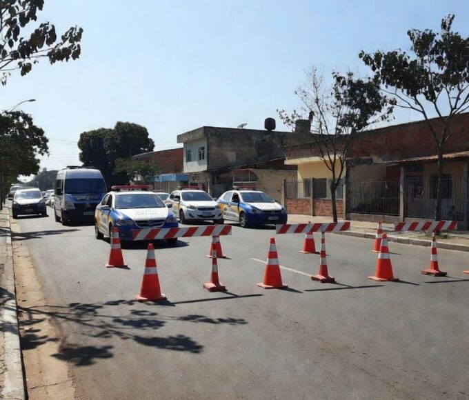 Blitz de trânsito em Ceilândia com viaturas policiais