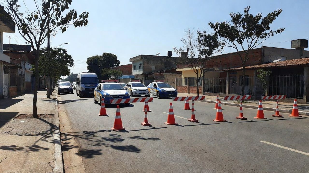 Blitz de trânsito em Ceilândia com viaturas policiais