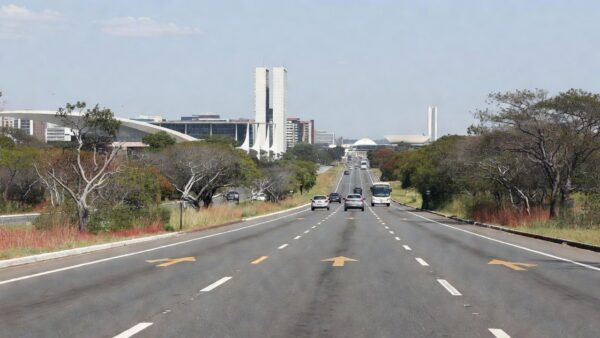 Via JK em Brasília com redução de velocidade de 80 km/h para 60 km/h