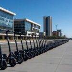 Patinetes elétricos da JET em área urbana de Brasília