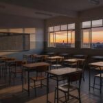 Escola pública no DF com carteiras e documentos representando remanejamentos de professores