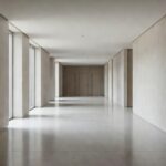 Corredor de edifício comercial em Águas Claras com banheiros comuns