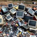 Resíduos eletrônicos descartados em área de reciclagem no DF