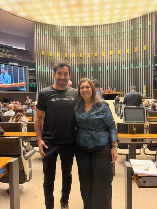 Bia Kicis lança pré-candidatura ao Senado com apoio de João Renato