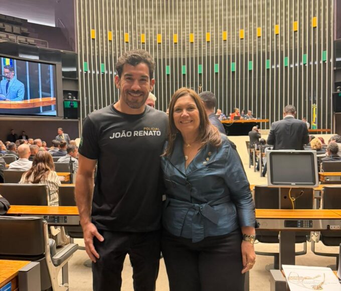 Bia Kicis lança pré-candidatura ao Senado com apoio de João Renato