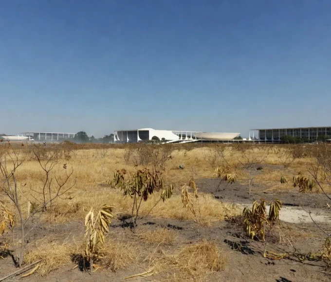 Foto: jornal de Brasília – Temômetros do Setor de Rádio e TV, na Asa Sul, chegaram a marcar 45°C nesta segunda