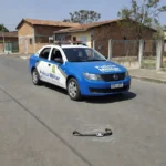 Viatura da PMDF e tornozeleira em rua de Ceilândia