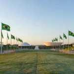 Esplanada dos Ministérios em Brasília preparada para o 7 de Setembro com bandeiras e esquema de segurança