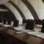 Estúdio audiovisual vazio em Brasília com equipamentos abandonados devido a cortes no setor