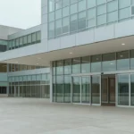 Entrada de hospital em Brasília com tons frios, simbolizando internação familiar