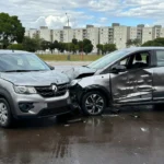 Colisão entre Renault Kwid e BYD Dolphin na Asa Sul, carros danificados