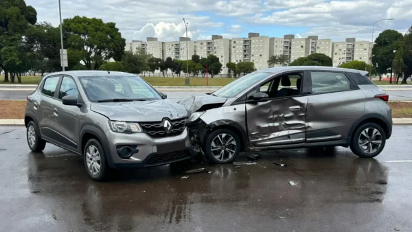 Colisão entre Renault Kwid e BYD Dolphin na Asa Sul, carros danificados