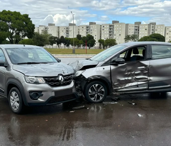 Colisão entre Renault Kwid e BYD Dolphin na Asa Sul, carros danificados