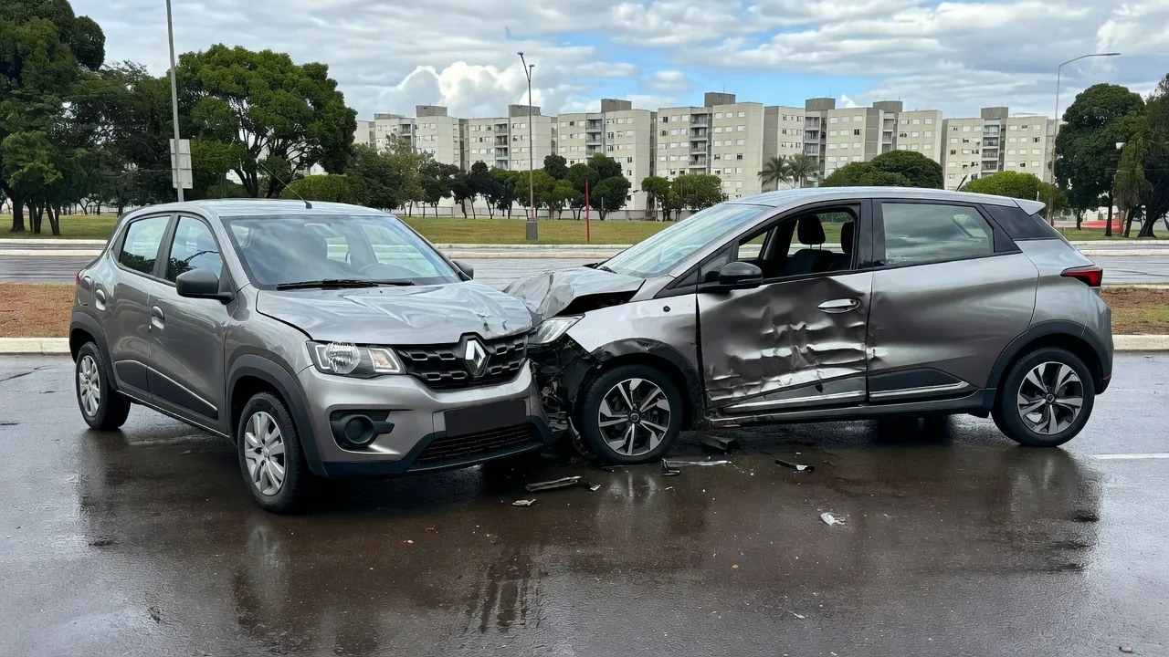 Colisão entre Renault Kwid e BYD Dolphin na Asa Sul, carros danificados