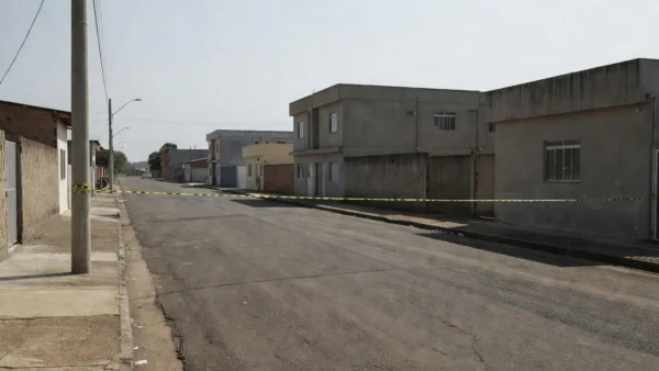 Entrada da Escola de Samba ARUC no DF com isolamento policial após confusão