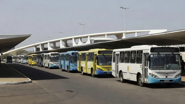 Frota de ônibus parados em terminal durante greve de rodoviários no DF