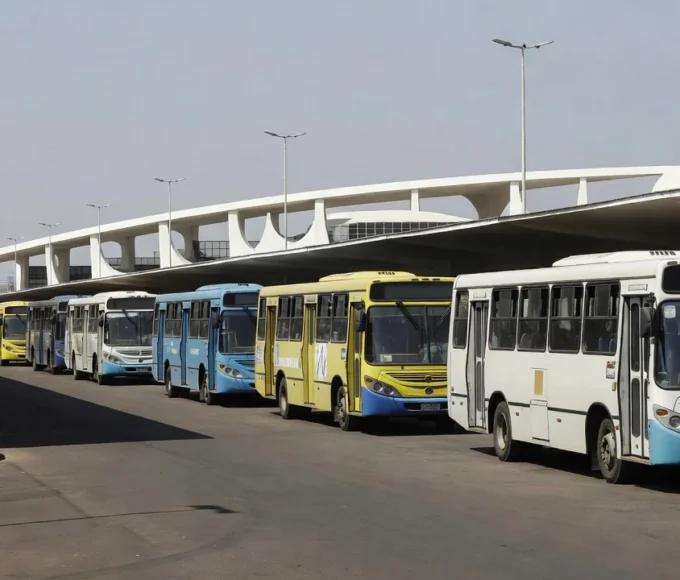 Frota de ônibus parados em terminal durante greve de rodoviários no DF