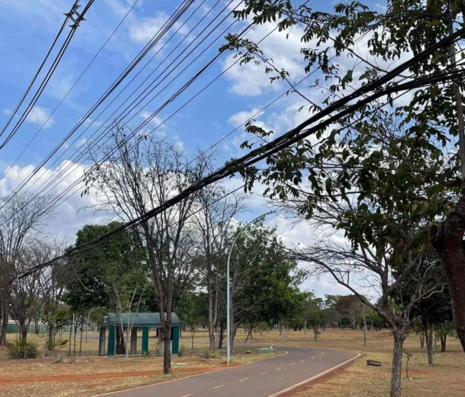Fios soltos em Brasília geram risco de acidentes em várias regiões do DF