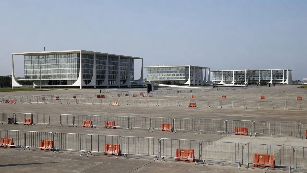 Esplanada dos Ministérios isolada em Brasília durante votação no domingo