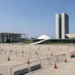 Praça dos Três Poderes interditada em Brasília com barreiras de segurança