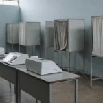 Seção eleitoral vazia com urnas eletrônicas durante eleições no Brasil