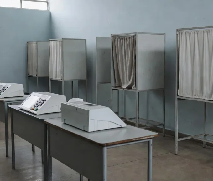 Seção eleitoral vazia com urnas eletrônicas durante eleições no Brasil